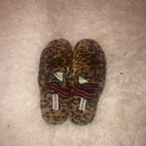 Cheetah print fuzz slippers 🥿